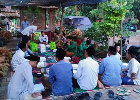 GPK Macan Roban Bagikan Bingkisan Lebaran untuk Guru Diniyah dan TPQ