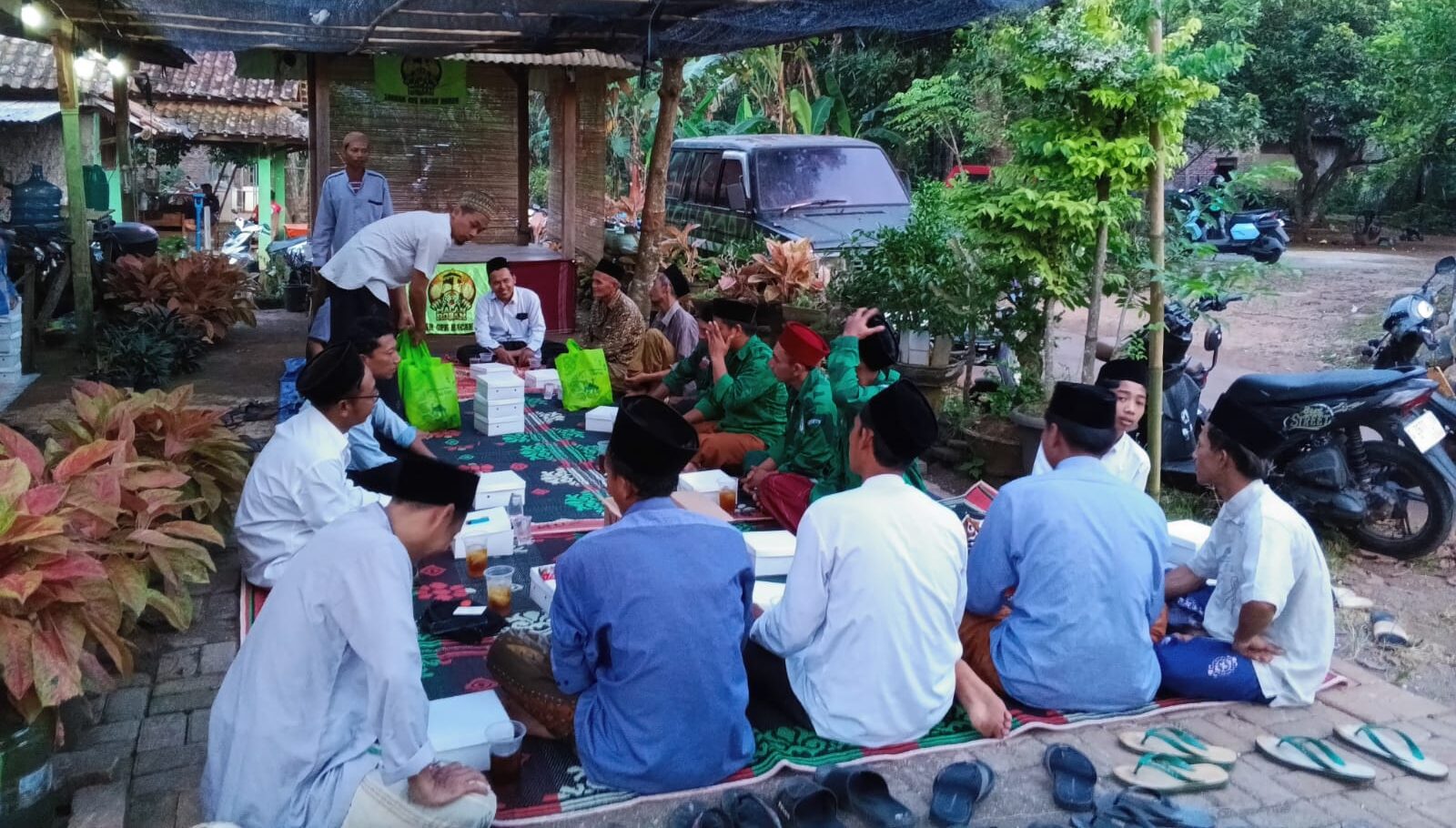 GPK Macan Roban Bagikan Bingkisan Lebaran untuk Guru Diniyah dan TPQ