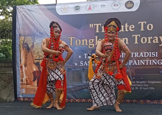 Tribute to Tongkonan Toraya Warnai Jalur Puncak, Seniman Gelar Aksi Budaya dan Solidaritas