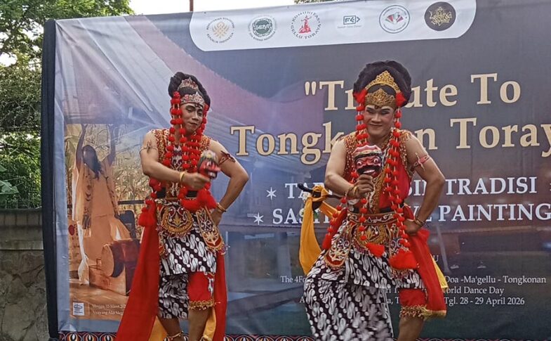 Tribute to Tongkonan Toraya Warnai Jalur Puncak, Seniman Gelar Aksi Budaya dan Solidaritas