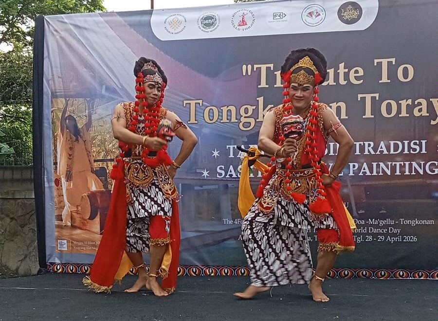 Tribute to Tongkonan Toraya Warnai Jalur Puncak, Seniman Gelar Aksi Budaya dan Solidaritas