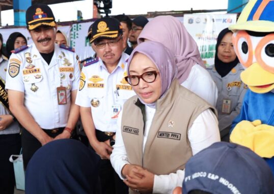 Cek Langsung Bandara hingga Stasiun, Menteri PPPA Pastikan Mudik Ramah Perempuan dan Anak