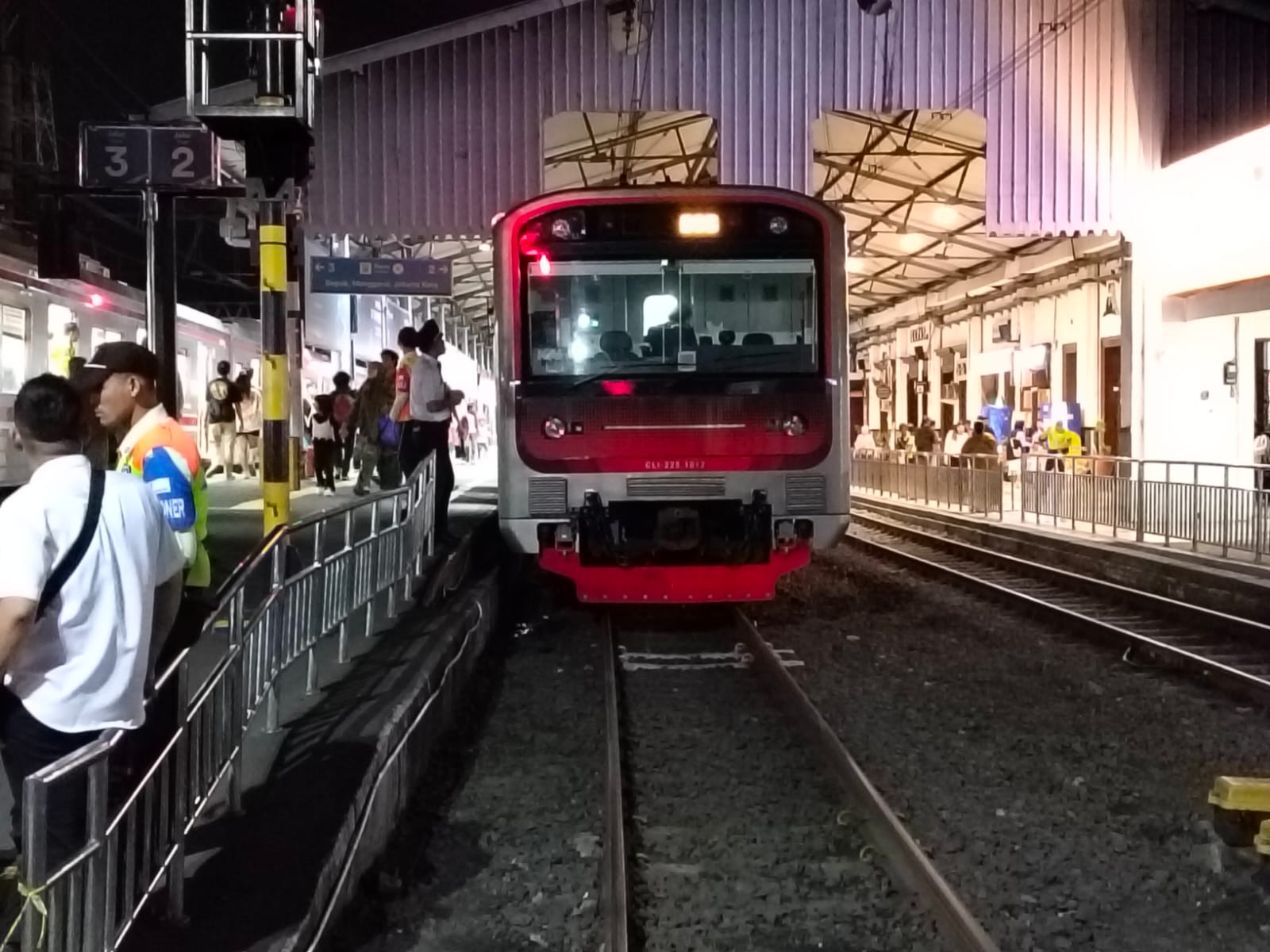 WFH 1 Hari Segera Berlaku? KRL Tetap Normal, Ini Penjelasannya!