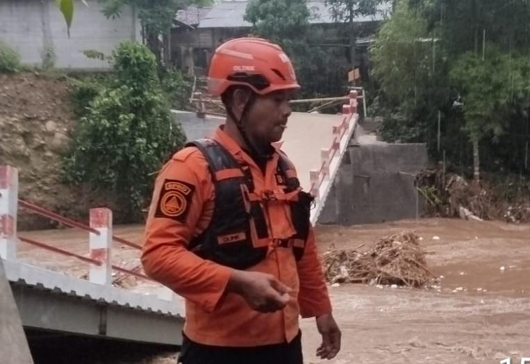 Banjir Bandang Rumpin! Jembatan Gobang Ambruk, 2 Rumah Hanyut