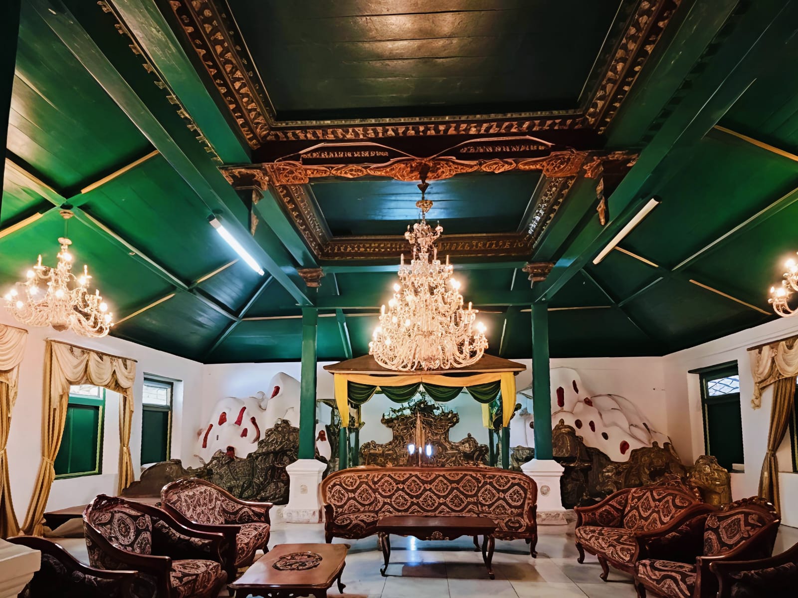 Jelajahi Keraton Kanoman, Wisata Ikonik Cirebon Penuh Nilai Sejarah dan Spot Foto Estetik