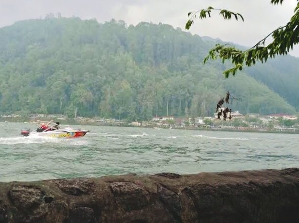 Telaga Sarangan Magetan: Pesona Danau di Lereng Gunung Lawu dengan Suasana Sejuk dan Legenda Mistis