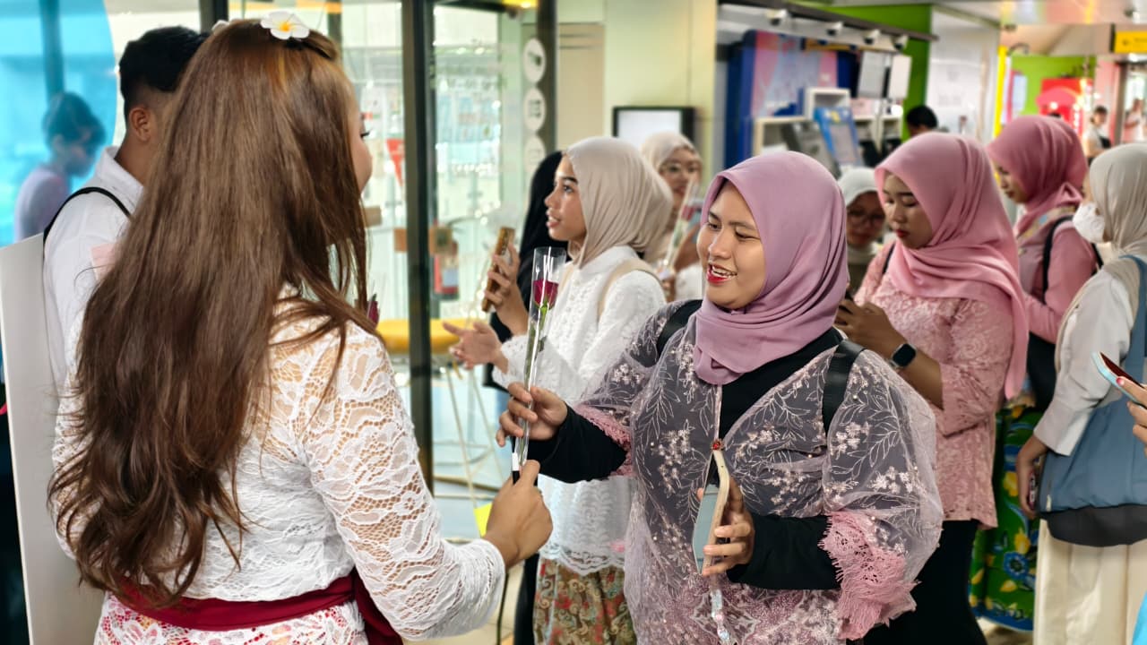 FIFGROUP Rayakan Hari Kartini di MRT Blok M, Ajak Perempuan Temukan Potensi Diri Lewat Aktivasi Interaktif