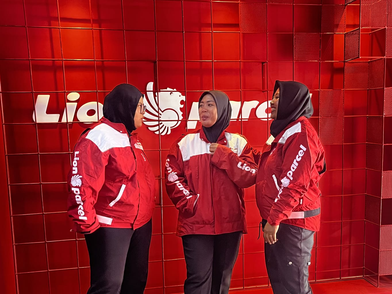 Kartini Masa Kini: Kisah Kurir Perempuan Lion Parcel Menembus Batas