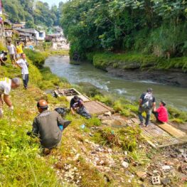 Warga Sukasari Bersama Komunitas Seni Bersihkan Ciliwung di Hari Bumi 2026