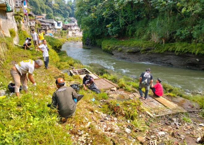 Warga Sukasari Bersama Komunitas Seni Bersihkan Ciliwung di Hari Bumi 2026