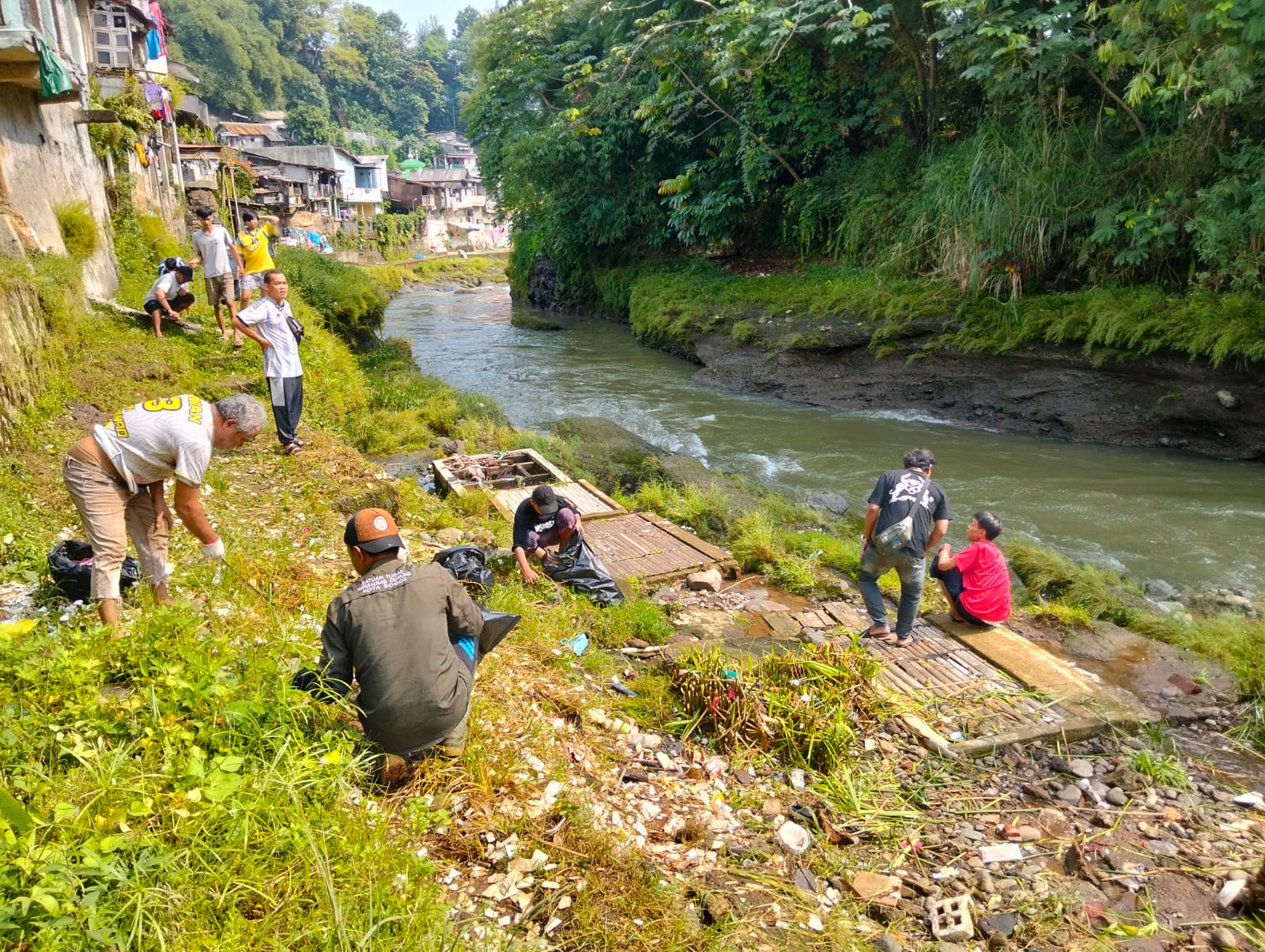 Warga Sukasari Bersama Komunitas Seni Bersihkan Ciliwung di Hari Bumi 2026
