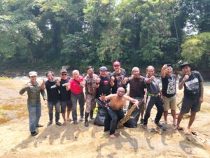 Warga Sukasari Bersama Komunitas Seni Bersihkan Ciliwung di Hari Bumi 2026