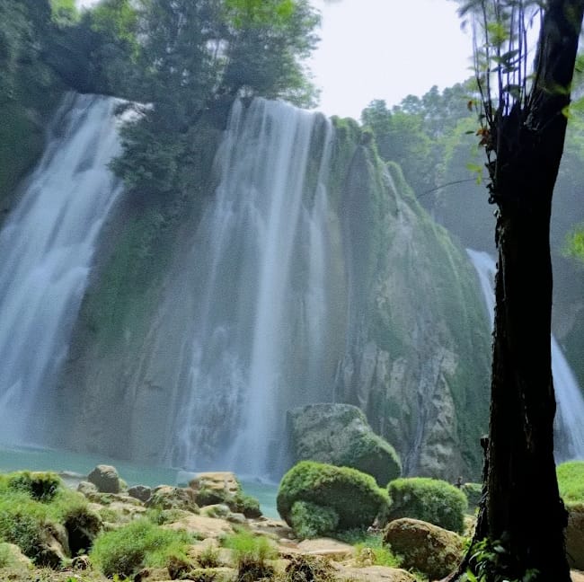 Curug Cikaso Sukabumi: Surga Tersembunyi dengan 3 Air Terjun Megah & Akses Unik Naik Perahu