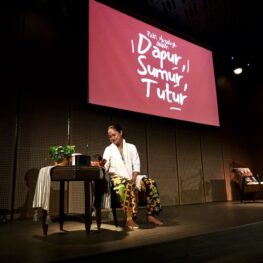 “Dapur Sumur Tutur”: Putri Ayudya Angkat Luka Perempuan Lintas Generasi di Panggung Intim