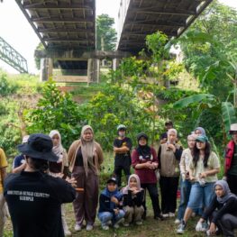 Aksi Nyata Hari Bumi 2026! 100 Anak Muda Turun ke Ciliwung, 318 Kg Sampah Berhasil Diangkat