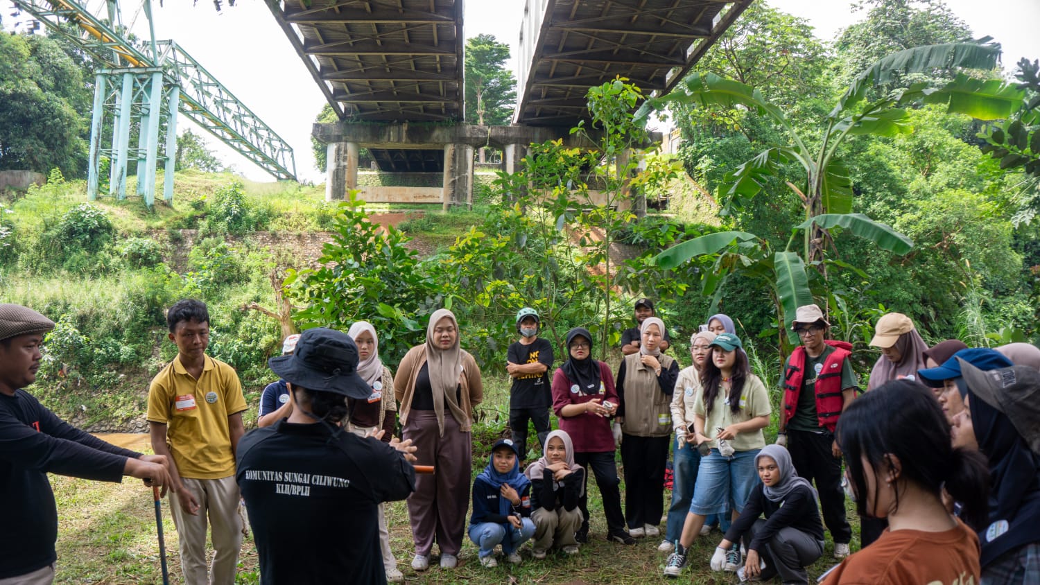 Aksi Nyata Hari Bumi 2026! 100 Anak Muda Turun ke Ciliwung, 318 Kg Sampah Berhasil Diangkat