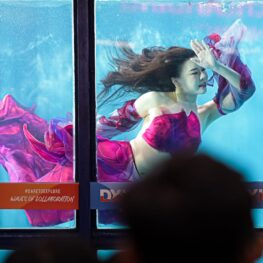 Mermaid Jadi Magnet DXI 2026, Pengunjung Serbu Atraksi Bawah Air di JICC