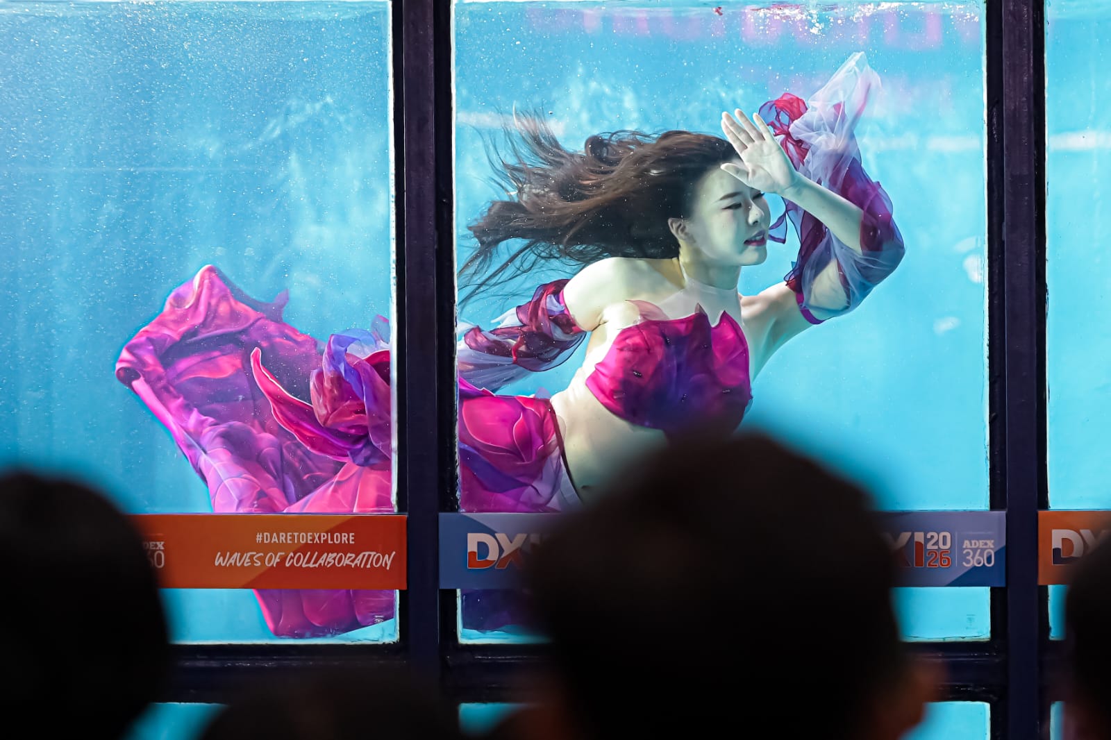 Mermaid Jadi Magnet DXI 2026, Pengunjung Serbu Atraksi Bawah Air di JICC