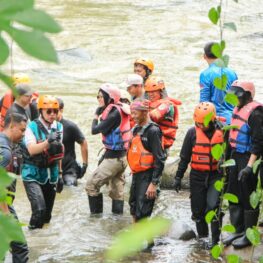 Peringati Hari Bumi, Sunset di Kebun Gelar Aksi Bersih Sungai Ciliwung di Kebun Raya Bogor