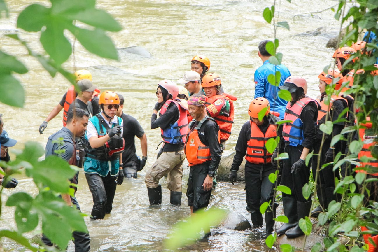 Peringati Hari Bumi, Sunset di Kebun Gelar Aksi Bersih Sungai Ciliwung di Kebun Raya Bogor