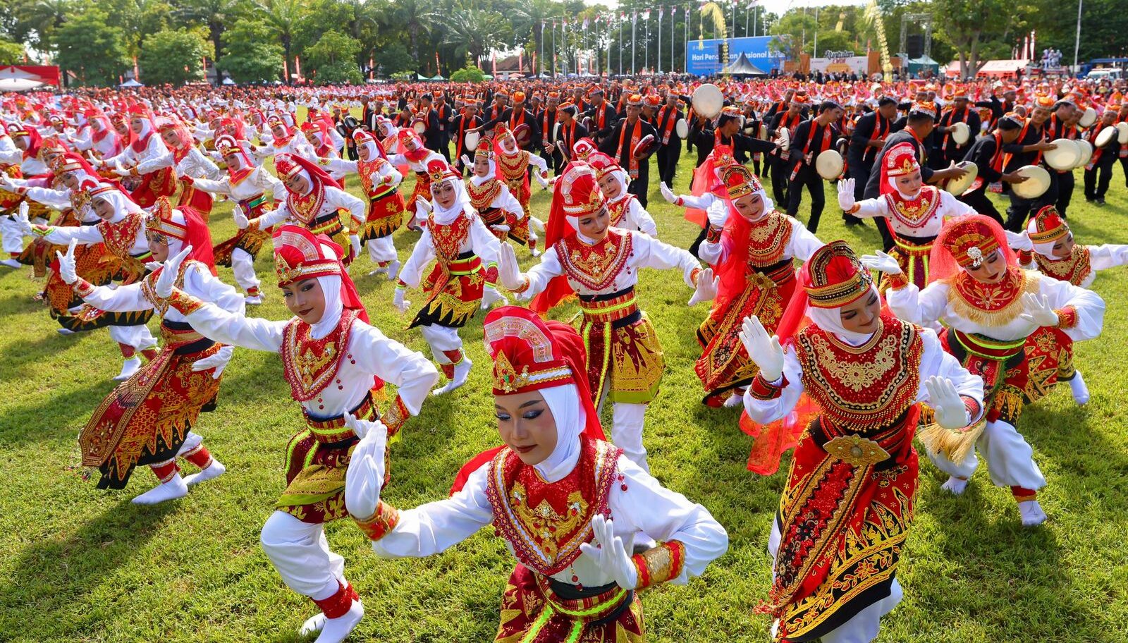Hardiknas 2026 Paling Meriah! Ribuan Pelajar Ramaikan Banyuwangi, Menteri Sampai Ikut Nyanyi