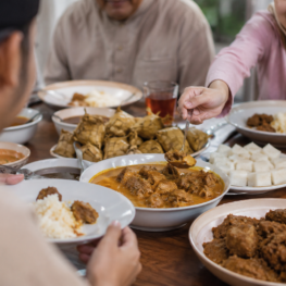 Dokter Ingatkan Bahaya Makan Berlebihan saat Iduladha, Begini Tips Sehatnya