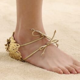 Chanel rilis sandal “invisible” di Cruise 2026/2027. Desainnya ekstrem, tuai pro-kontra dan jadi perbincangan dunia fashion.
