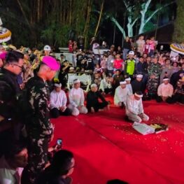 Rela Berdesakan dan Kepanasan, Warga Bogor Antusias Sambut Kirab Mahkota Binokasih