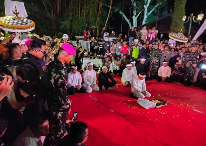 Rela Berdesakan dan Kepanasan, Warga Bogor Antusias Sambut Kirab Mahkota Binokasih