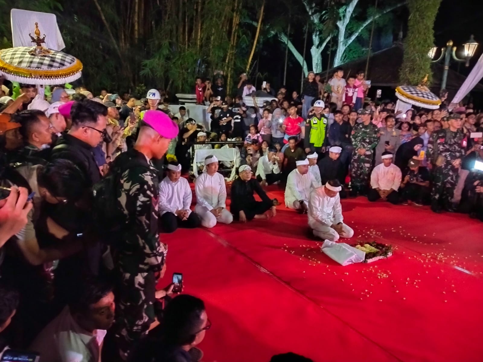 Rela Berdesakan dan Kepanasan, Warga Bogor Antusias Sambut Kirab Mahkota Binokasih