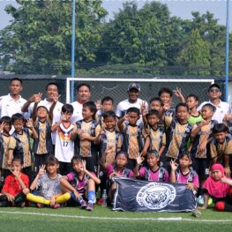 Alexander Pulalo dan Iskandar Tebar Semangat untuk Pesepak Bola Muda di Depok