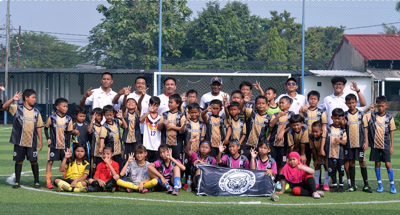 Alexander Pulalo dan Iskandar Tebar Semangat untuk Pesepak Bola Muda di Depok