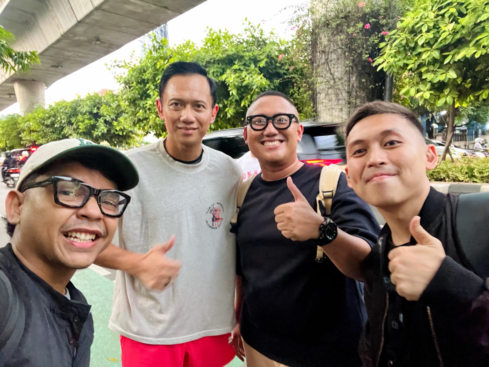 Momen Hangat AHY di Trotoar Jakarta, Sempatkan Sapa dan Foto Bersama Karyawan Plasticpay