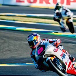 Veda Ega Pratama Bangkit di Moto3 Catalunya 2026, Start P20 Finis P8 dan Curi Perhatian Komentator