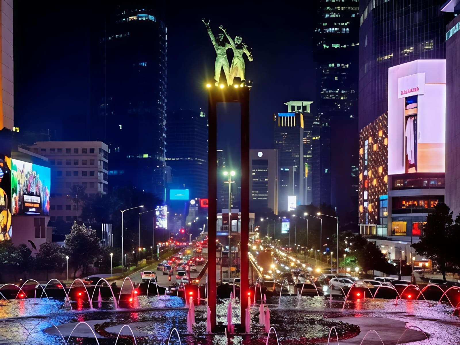 Bundaran HI, Spot Malam Ikonik Jakarta dengan Citylight dan Air Mancur Menawan