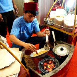 Kerak Telor, Jajanan Tradisional Betawi yang Ikonik Beserta Cara Membuatnya