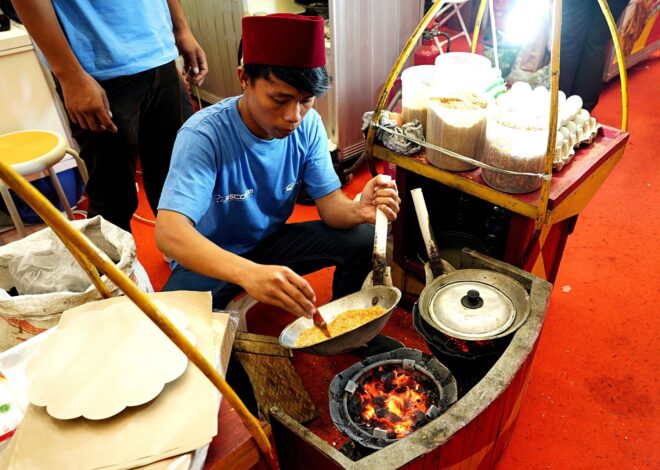 Kerak Telor, Jajanan Tradisional Betawi yang Ikonik Beserta Cara Membuatnya