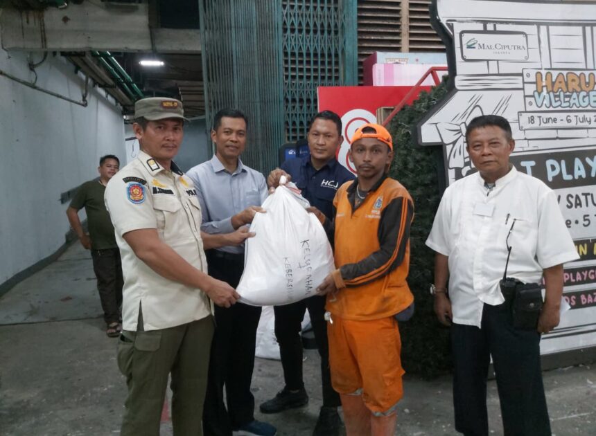Hotel Ciputra Jakarta Bersama Mal Ciputra Jakarta Distribusikan Daging Kurban kepada Masyarakat