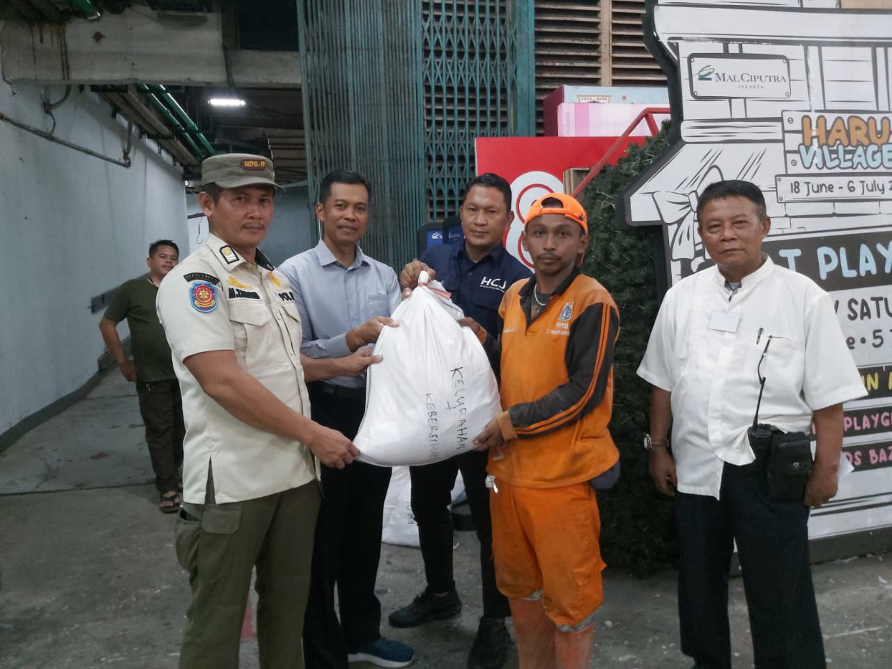 Hotel Ciputra Jakarta Bersama Mal Ciputra Jakarta Distribusikan Daging Kurban kepada Masyarakat