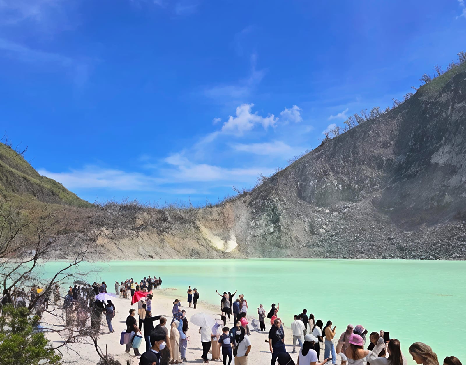 Pesona Kawah Putih yang Selalu Memikat Wisatawan dari Seluruh Indonesia