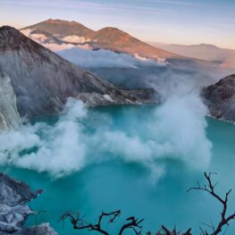 Blue Fire Kawah Ijen, Fenomena Alam Langka yang Wajib Masuk Bucket List