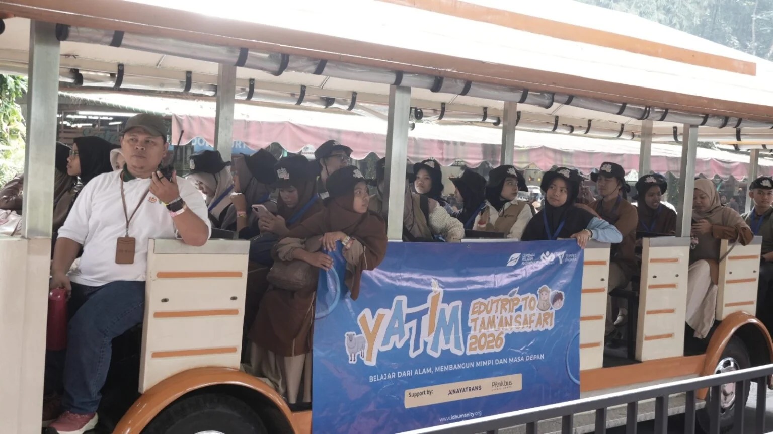 Naik Bus Wisata dan Bertemu Singa, Pengalaman Tak Terlupakan bagi 45 Anak Yatim
