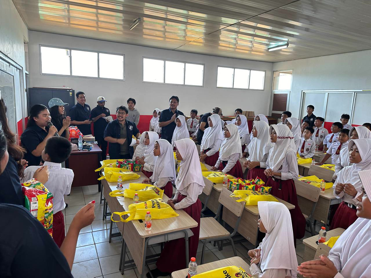 Tanpa Perayaan Besar, Maxim Indonesia Rayakan Ulang Tahun Ke-8 dengan Renovasi Sekolah dan Aksi Sosial di Bogor