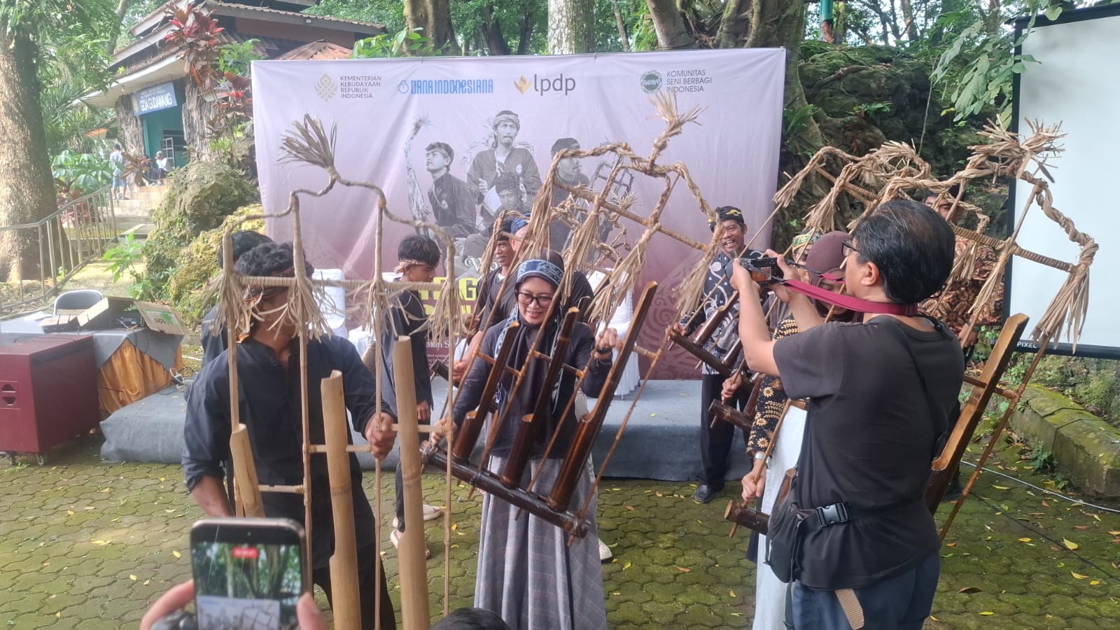 Gaungkan Rejuvenasi Budaya, Angklung Gubrag Bergema di Goa Gudawang Cigudeg