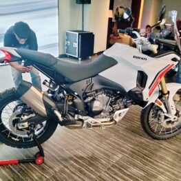 Siap Touring dan Trabasan, Ducati DesertX 2026 Tawarkan Suspensi Baru dan Fitur Elektronik Lengkap