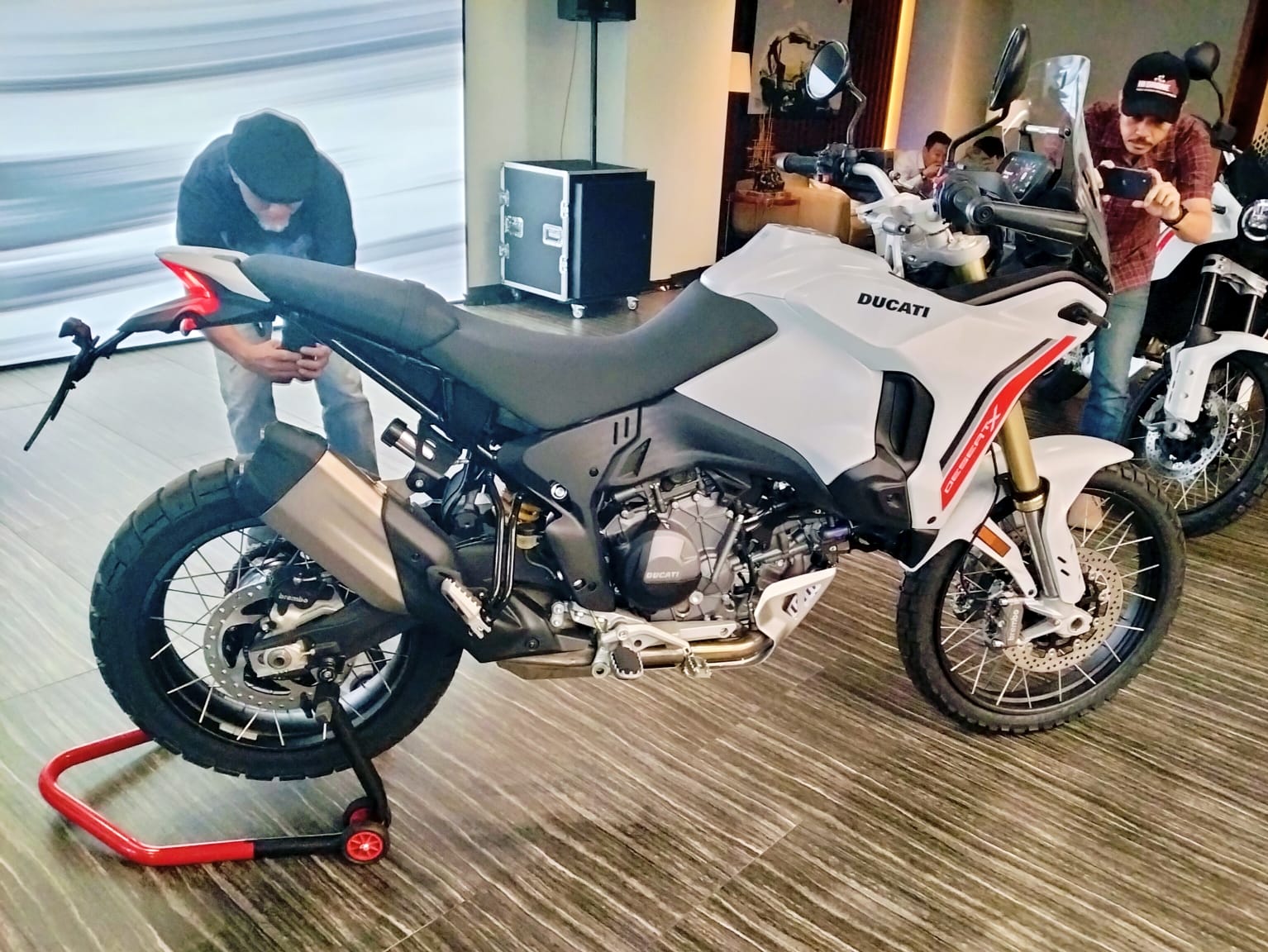 Siap Touring dan Trabasan, Ducati DesertX 2026 Tawarkan Suspensi Baru dan Fitur Elektronik Lengkap