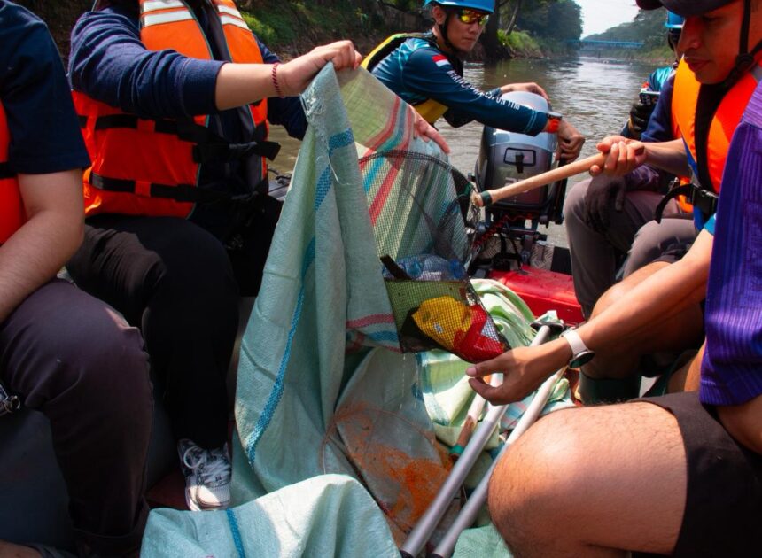Peringati World Ocean Day, Novotel Greater Jakarta Gelar Edukasi dan Cleanup Sungai Ciliwung