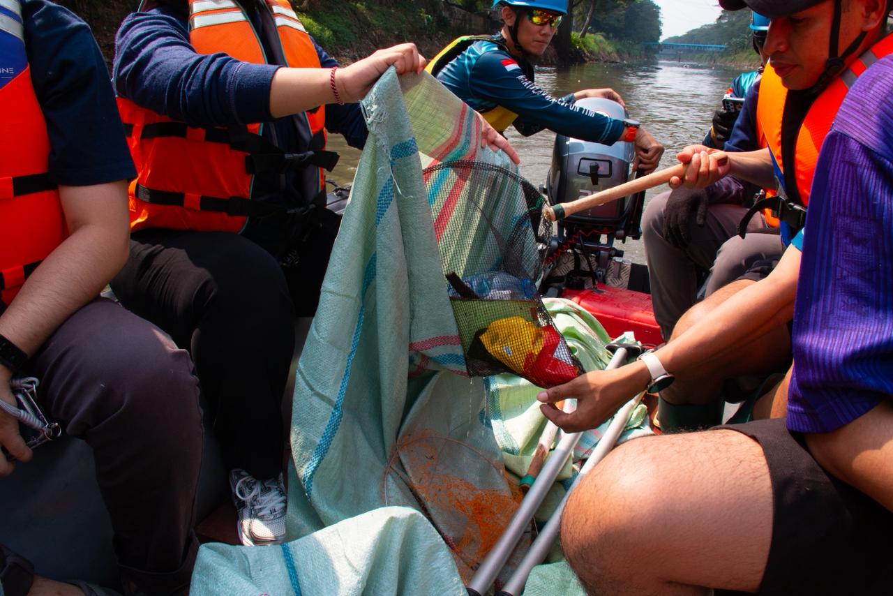 Peringati World Ocean Day, Novotel Greater Jakarta Gelar Edukasi dan Cleanup Sungai Ciliwung