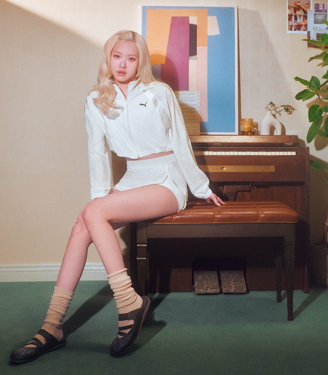 Rosé BLACKPINK Tampil Effortless dengan Speedcat Mule Terbaru dari PUMA, Simak Harga dan Pilihan Warnanya