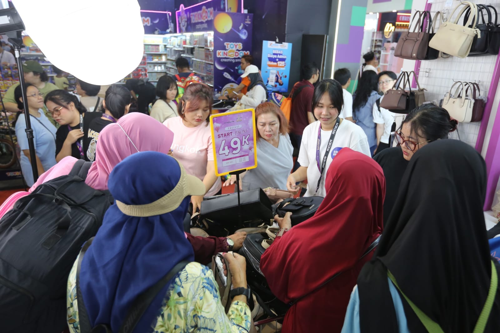 Heboh! Tas Branded Wanita Mulai Rp45 Ribuan di Jakarta Fair 2026